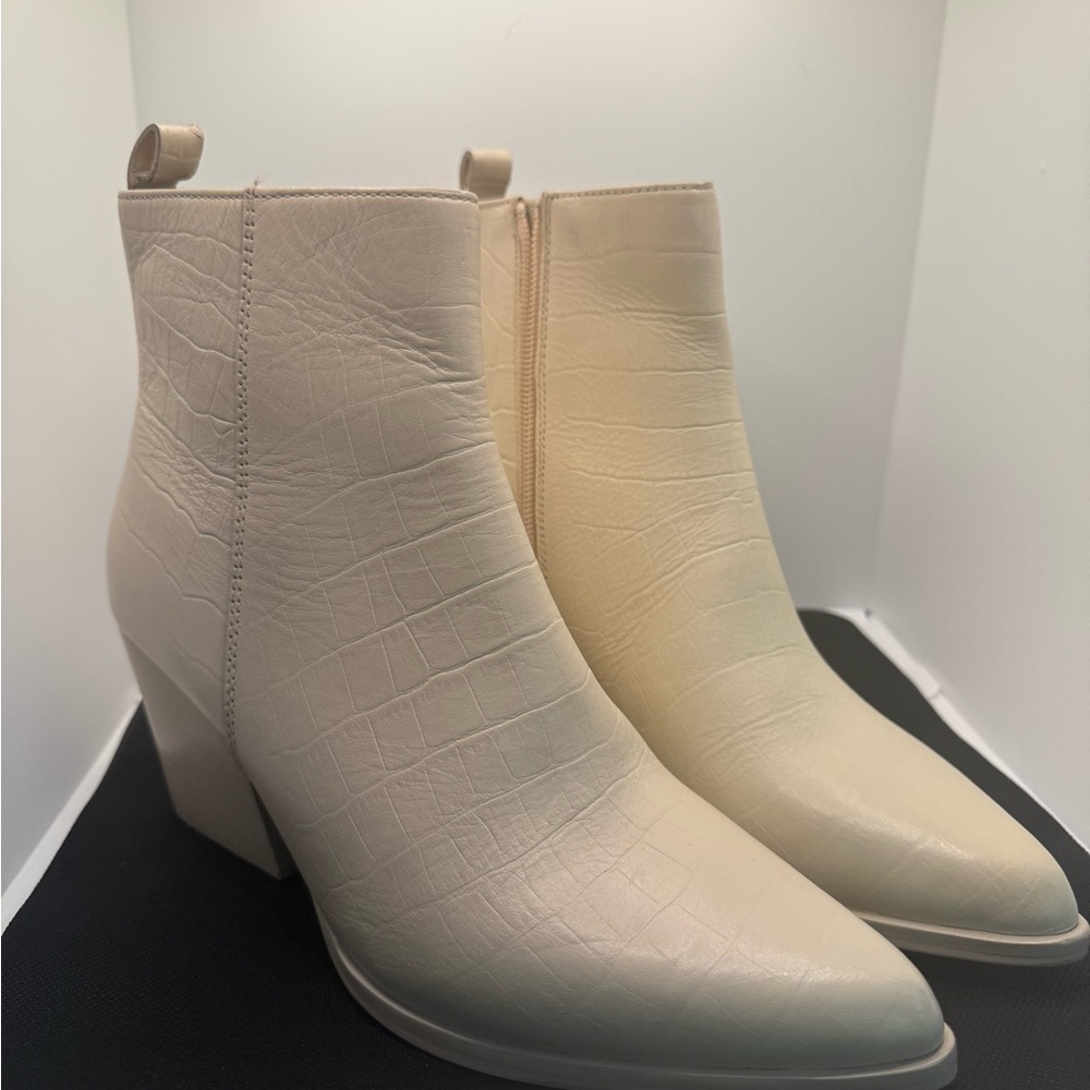 Seychelles Cream Ankle Booties with Chic Design
